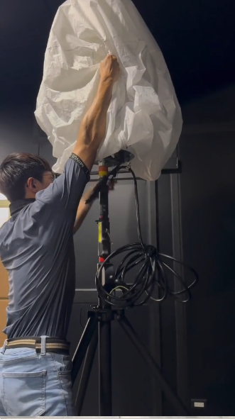 燈具置放於腳架上