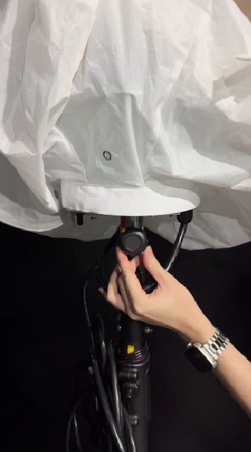 燈具與腳架固定