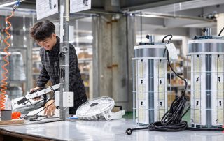 青暘 YUANG LIGHT 台灣產線的 LED 燈具組裝作業與燈組
