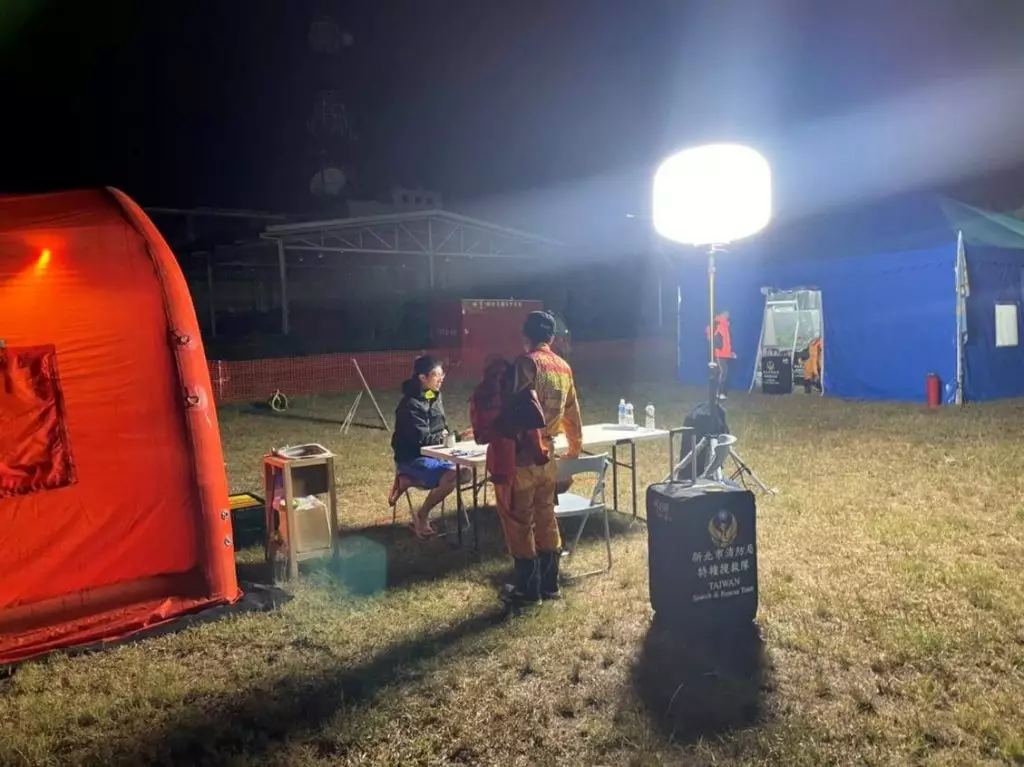 The fire brigade using road work lighting